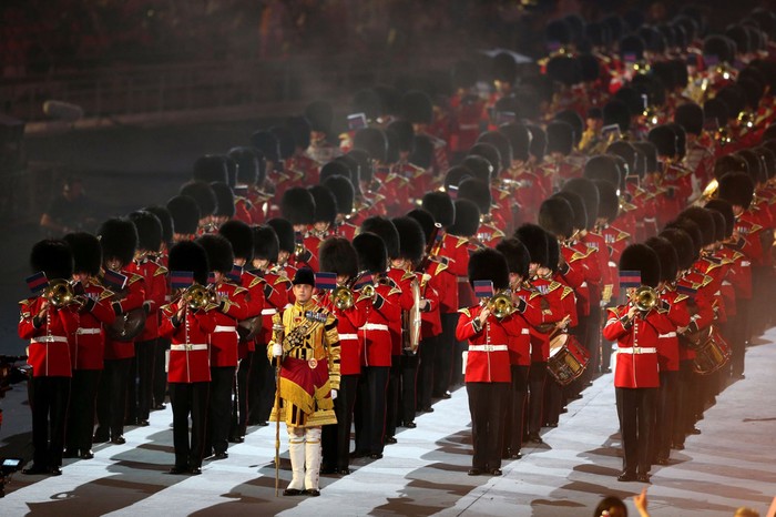 Quân đội Anh diễu hành trong buổi lễ bế mạc